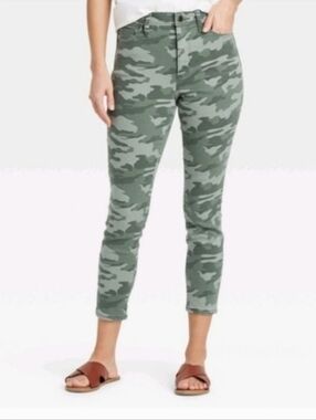 Universal Thread Skinny Green Camo High-Rise Crop Denim